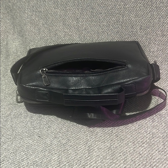 Sleek Black Messenger Bag with Adjustable Strap and Structured Design - Picture 6 of 16